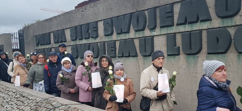 Dwie uroczystości 10 kwietnia na Placu Solidarności. Lampiony, róże i polski hymn