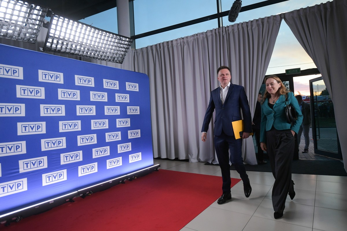 Szymon Hołownia w drodze na "Debatę wyborczą 2023" Telewizji Polskiej