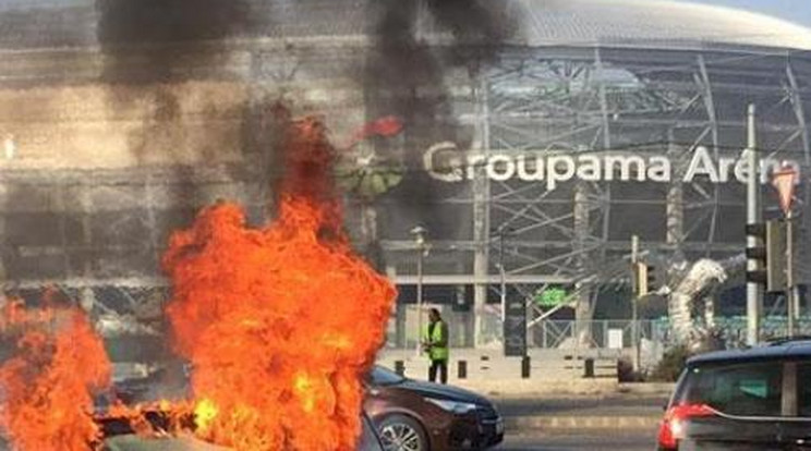 Óriási lángok csaptak fel a Groupama Aréna előtt - videó