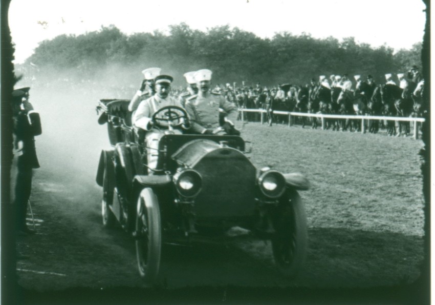 Banjica: Prestolonaslednik Aleksnadar 1911. na konjičkim trkama