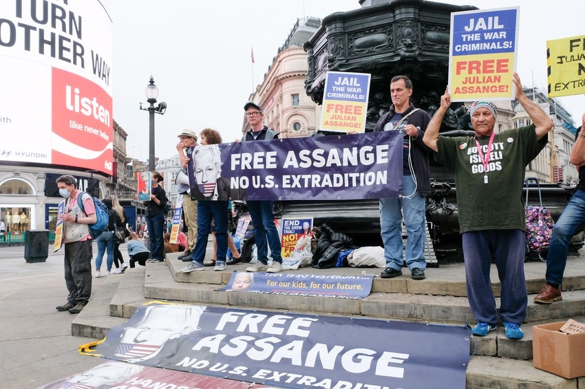 Okupljeni ispred suda "Old Bejli" u Londonu traže oslobađanje Asanža