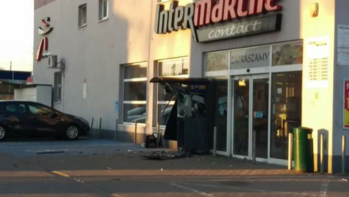 Trwają poszukiwania sprawcy lub sprawców, którzy dziś w nocy wysadzili bankomat w centrum Nowogardu. Na razie nie wiadomo, ile pieniędzy zostało skradzionych. Policja potwierdza zdarzenie, jednak nie udziela informacji.