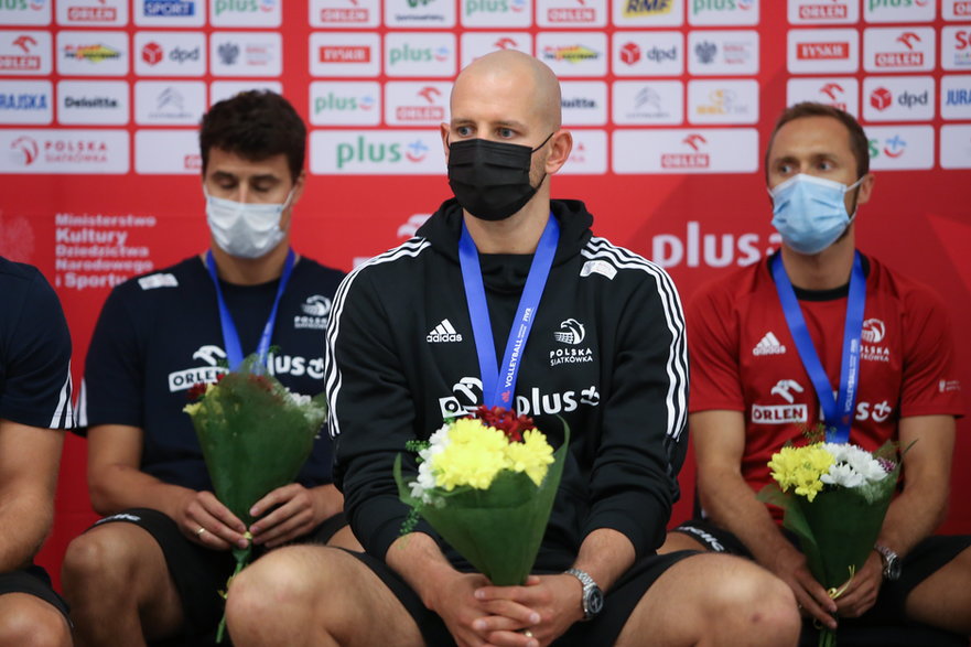 Fabian Drzyzga (L), Bartosz Kurek i Paweł Zatorski (P) po powrocie z finałów Ligi Narodów w Rimini