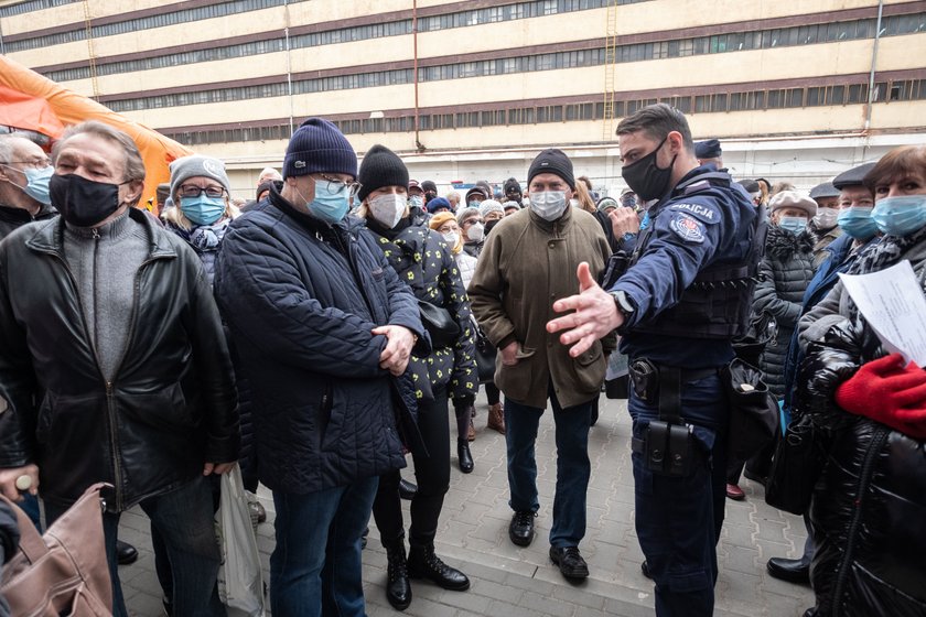 Policja pilnowała w Poznaniu kolejki do szczepień.