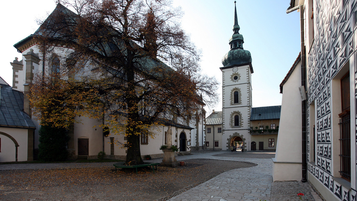 Powstające od średniowiecza po czasy współczesne wizerunki św. Kingi w habicie klaryski, czasem w książęcym diademie na głowie, z modelem klasztoru klarysek w dłoni, berłem, bryłą soli i pierścieniem na trwałe wrosły w pejzaż Starego Sącza. Zapraszamy na spacer, podczas którego zobaczysz wybrane przedstawienia Sądeckiej Pani oraz poznasz symbolikę jej atrybutów.