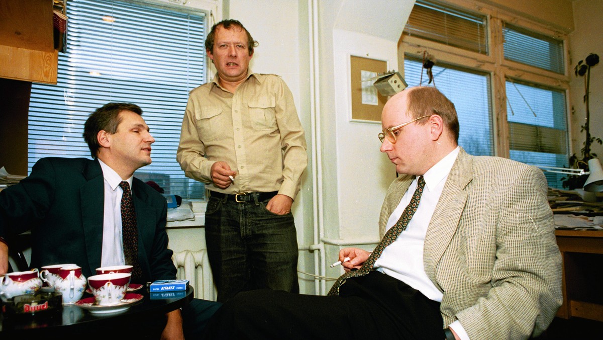 Aleksander Kwaśniewski, Adam Michnik i Jan Maria Rokita w redakcji "Gazety Wyborczej" w grudniu 1993 roku 