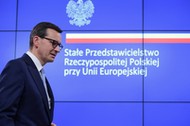 Bruksela, Belgia, 22.10.2021. Premier Mateusz Morawiecki bierze udział w konferencji prasowej w Brukseli, 22.10.2021 r. po dwudniowym posiedzeniu Rady Europejskiej, na którym szefowie państw i rządów rozmawiali m.in. o wzroście cen energii, kwestiach związanych z praworządnością i handlem, polityce migracyjnej i walce z pandemią. Fot. PAP/Marcin Obara