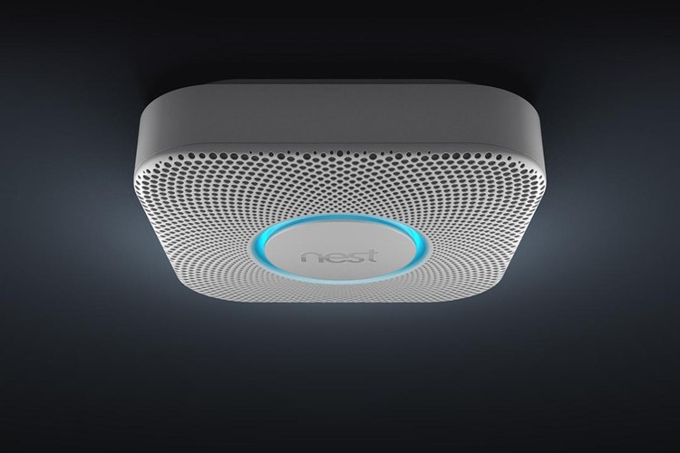 Nest Protect poinformuje nas o zagrożeniu pożarem nawet, gdy nie znajdujemy się aktualnie w domu – wysyłając powiadomienie na ekran smartfona. W sytuacji szczególnego zagrożenia urządzenia automatycznie powiadamia straż pożarną. Czujnik monitoruje również zawartość tlenku węgla w powietrzu. Gdy jego zawartość przekroczy dopuszczalną normę – Nest Protect automatycznie wyłącza piec gazowy.