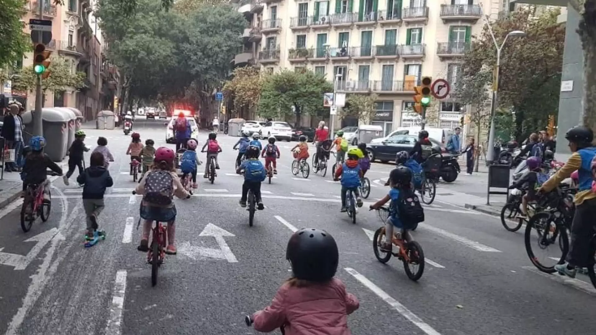 Tak wygląda "autobus szkolny" w Barcelonie. Ulice zablokowane, dzieci jadą rowerami na lekcje