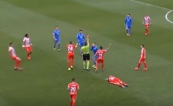 Piłkarz zobaczył dwie czerwone kartki w... jednym meczu [WIDEO]