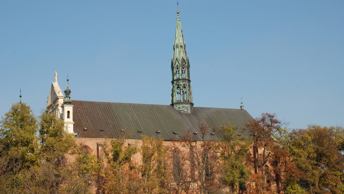 Odrestaurowana część katedry sandomierskiej z unikatowymi freskami bizantyjsko-ruskimi w prezbiterium została w sobotę poświęcona przez nuncjusza apostolskiego w Polsce. Arcybiskup Celestino Migliore przewodniczył w Sandomierzu pontyfikalnej mszy świętej.