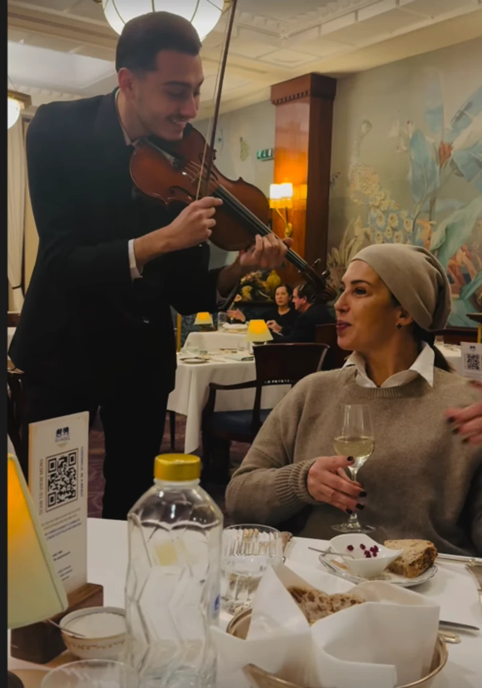 Nataša Ninković u provodu dok violinista svira