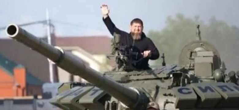 Kadyrow w czołgu T-72 pędzi na Kijów z nazistowskim salutem