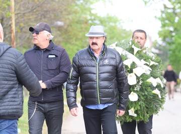 HARIS DŽINOVIĆ NA SAHRANI SAŠE KATANČIĆA: Reka poznatih se okupila, tuga i jecaji na bežanijskom groblju (FOTO)