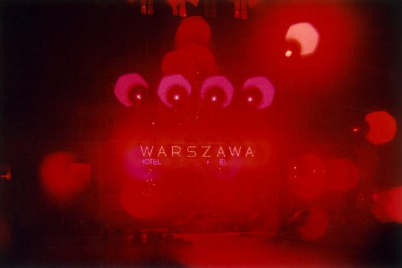 Edward Grochowicz - Hotel Warszawa w dawnym budynku Towarzystwa Ubezpieczeń Prudential (z serii "Noworoczne iluminacje", 1993-1996) 