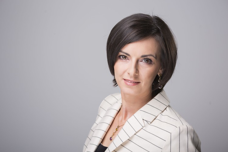 <strong>Miejsce 45. Aleksandra Magaczewska, prezes Agencji Rozwoju Przemysłu</strong> 
<br /><br /> 

Po powołaniu na stanowisko zmieniła cele strategiczne spółki: przestawiła agencję skoncentrowaną do tej pory na restrukturyzacji przemysłu na tory innowacyjności. Do 2020 r. ARP przeznaczy na ten cel ponad 3 mld zł, bo – według Magaczewskiej – nasza gospodarka potrzebuje dynamicznego rozwoju opartego na wiedzy, gdyż pod tym względem znajdujemy się w ogonie Unii Europejskiej. Agencja chce uruchomić spójny system wsparcia innowacji i być pomostem między biznesem a środowiskiem innowacyjnym, ponieważ polskie przedsiębiorstwa nie przeznaczają wystarczających środków na prace badawczo-rozwojowe. ARP powołała już nawet spółkę ARP Venture oraz fundusze inwestycyjne zamknięte aktywów niepublicznych (FIZAN). Agencja rozmawia także z dużymi spółkami Skarbu Państwa, bo Magaczewska uważa, że w Polsce – tak jak na rynkach zachodnich – duże spółki powinny pozyskiwać innowacje z sektora małych i średnich przedsiębiorstw, a nie tylko tworzyć swoje własne zaplecze badawczo-rozwojowe. (cez)<br /><br />