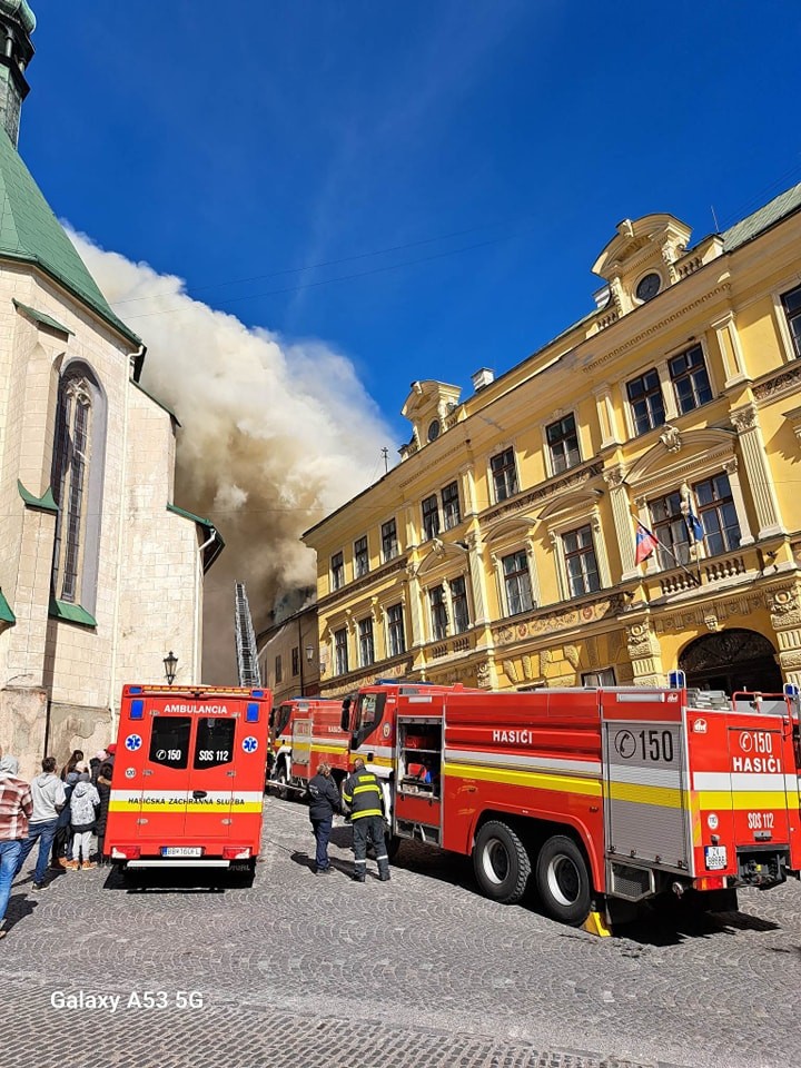 Požiar vypukol v centre Banskej Bystrice.