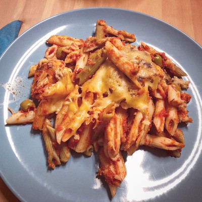 Arrabiata penne tonhalpogácsával mozzarellával