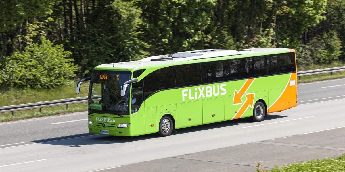 Niemcy: pasażer na gapę w autobusie Flixbusa. Półnagi i pijany