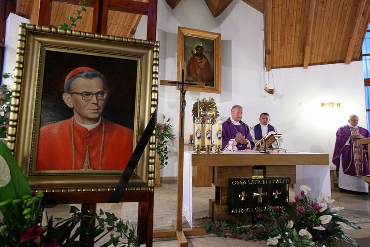 Mszę św. przy trumnie z ciałem kard. Franciszka Macharskiego odprawia 2 sierpnia wieczorem w kościele sióstr Albertynek w Krakowie bp Jan Zając