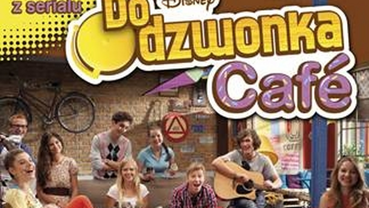 "Do Dzwonka Cafe" to świetny serial o przyjaźni, pełen ciepła i humoru. Zwariowana, roztańczona ekipa z "Do dzwonka" nie boi się żadnych wyzwań. Nowe odcinki hitowego serialu emitowanego na Disney Channel są jeszcze bardziej  radosne i zakręcone, a do tego pełne tańca i znakomitej muzyki, która trafiła na składankę. Od 6 grudnia można ją znaleźć na sklepowych półkach.