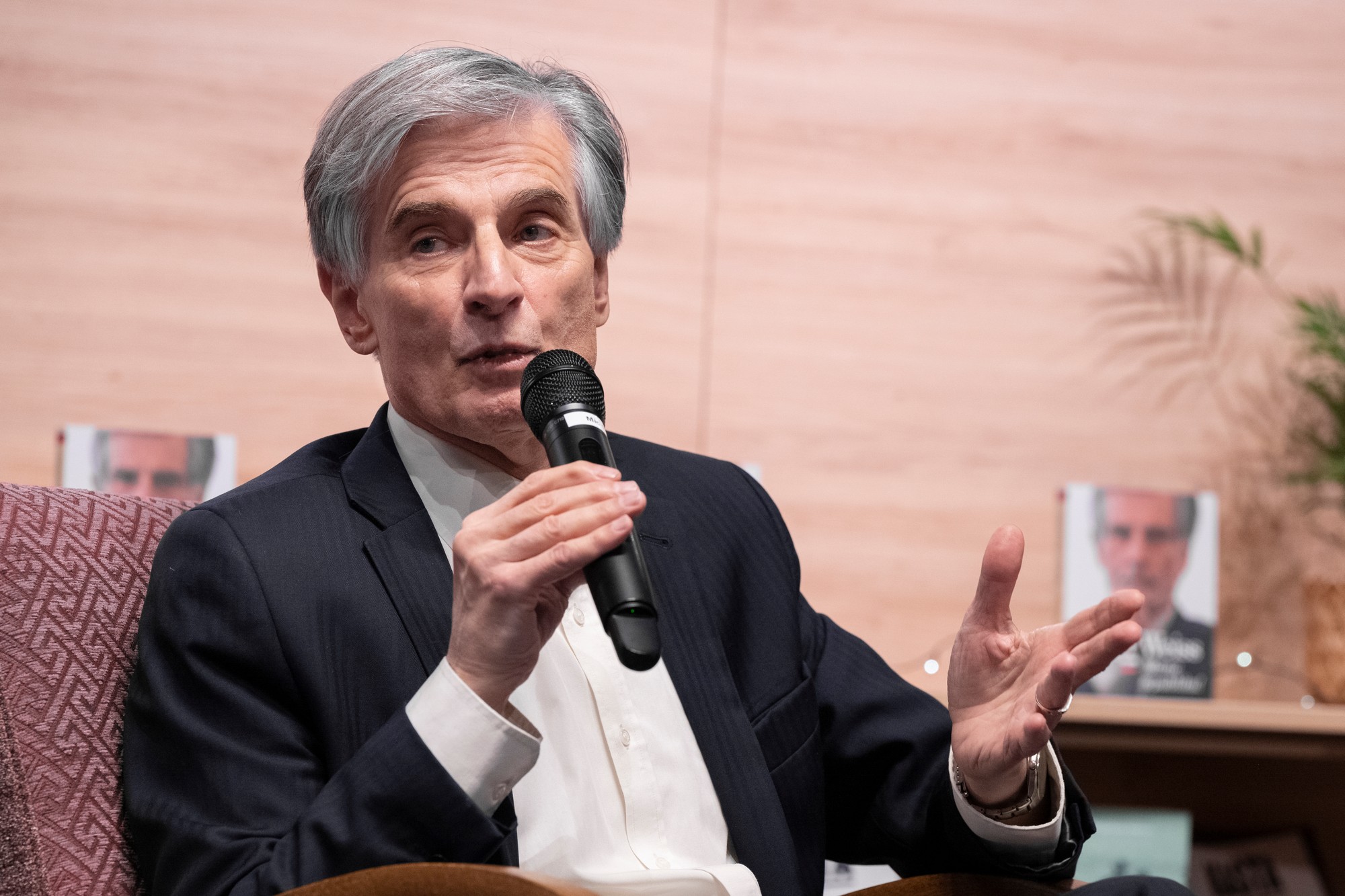 Bývalý politik a diplomat Peter Weiss.