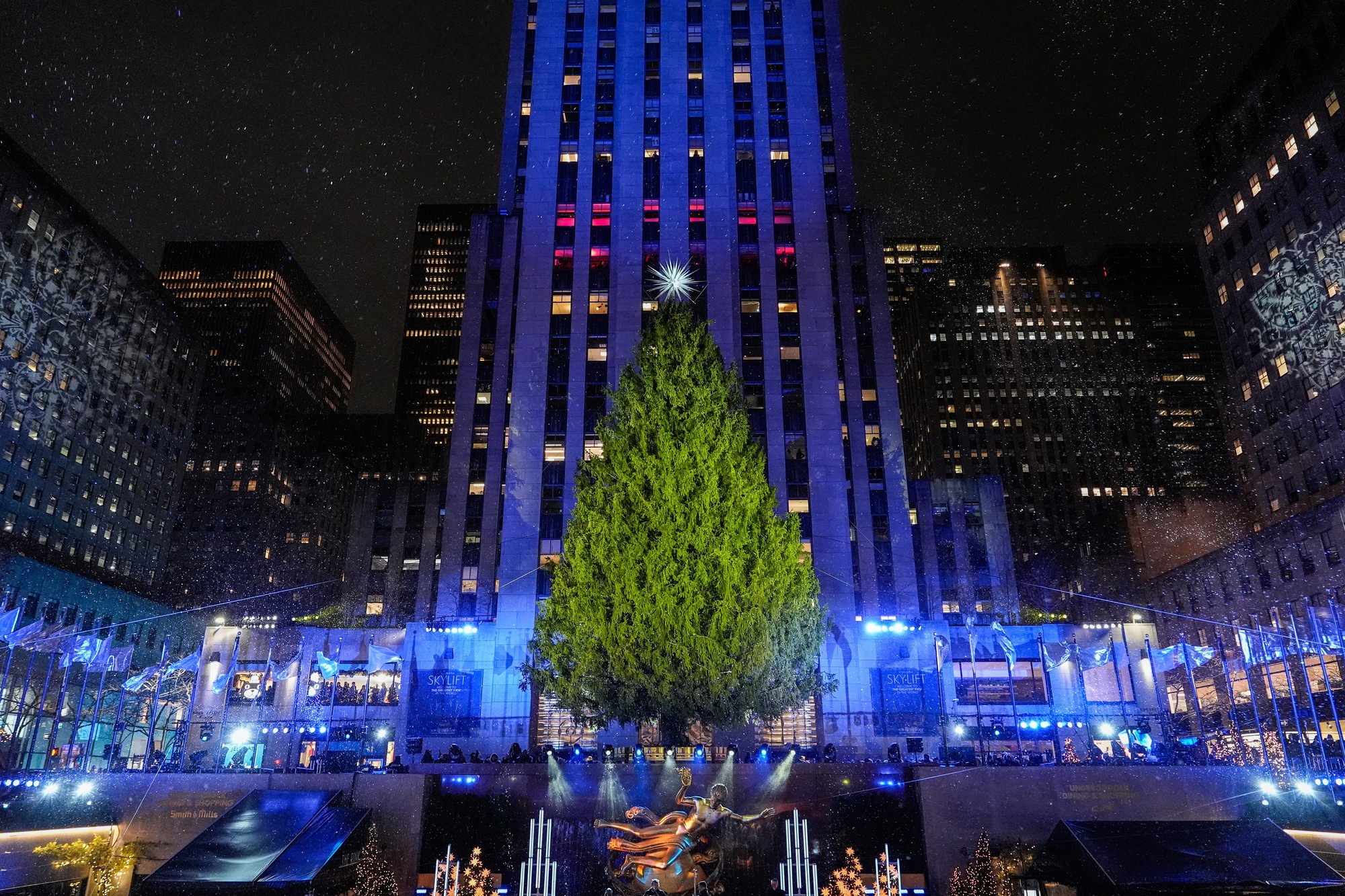 Vianočný strom v priestoroch Rockefellerovho centra na newyorskom Manhattane.
