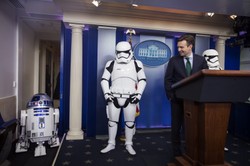 R2-D2 w Białym Domu. Świat oszalał na punkcie "Gwiezdnych wojen" [NAJLEPSZE ZDJĘCIA]