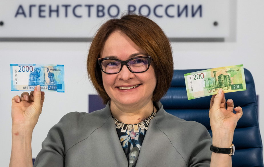 Elwira Nabiullina, szefowa Banku Centralnego Rosji prezentuje dwa nowe banknoty (październik 2017 r.)