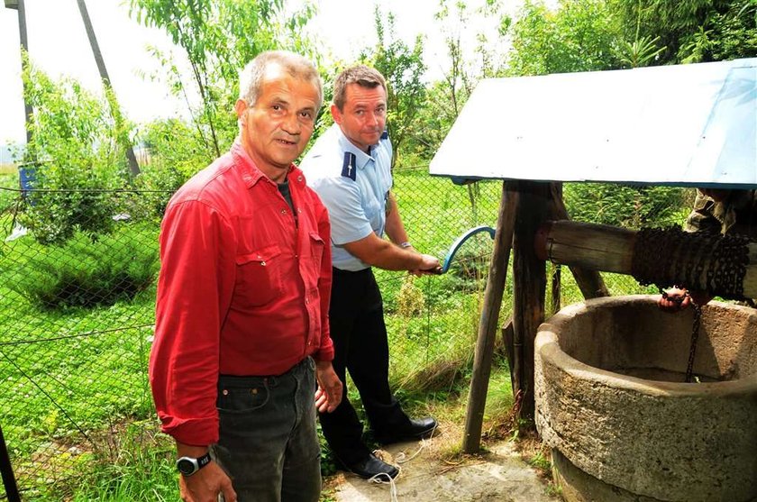 Skoczył za matką do studni