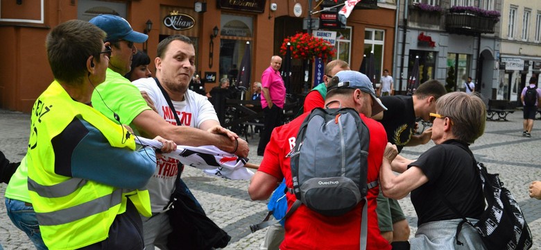 Starcie KOD-u z ONR na ulicach Radomia. Błaszczak zapowiada kontrolę w policji, PO składa zawiadomienie do prokuratury