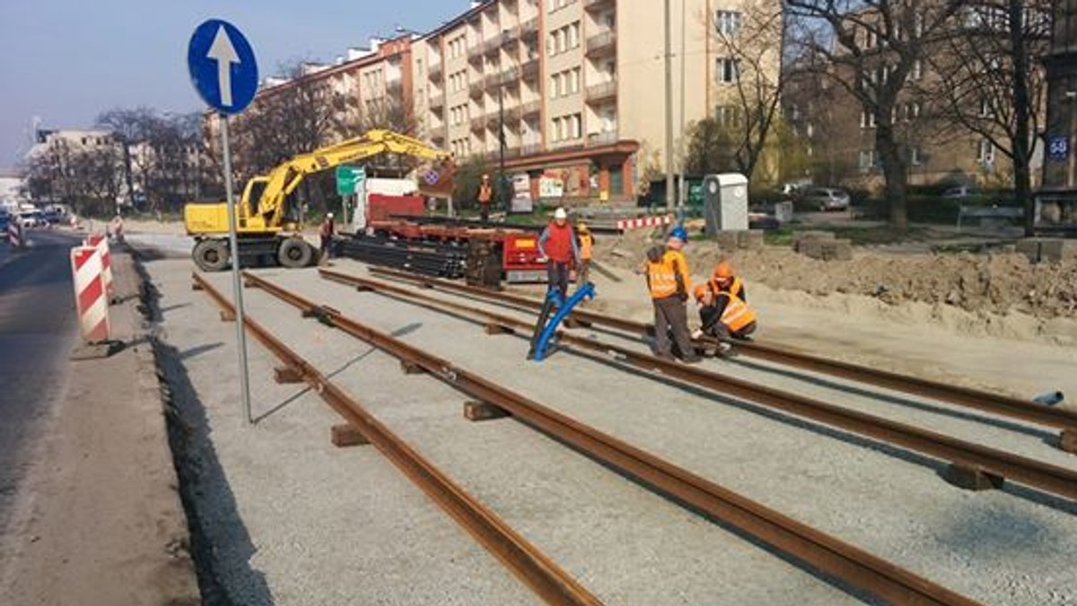 Na swoich stronach ZIKiT pochwalił się postępami prac przy remoncie Mogilska-Jana Pawła II. Może jednak dziwić fakt, że nowe szyny są zardzewiałe. - Tak wyglądają wszystkie nowe szyny - odpowiada Piotr Hamarnik, rzecznik ZIKiTu.