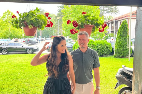 (FOTO) ODVEO NAJMLAĐEG SINA NA LITURGIJU Pevač je dobio troje dece sa voditeljkom, a sad se oglasio sa Kosova i podelio momente PUNE LJUBAVI