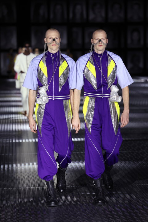 Pokaz "Gucci Twinsburg" na tygodniu mody w Mediolanie z udziałem par bliźniaków