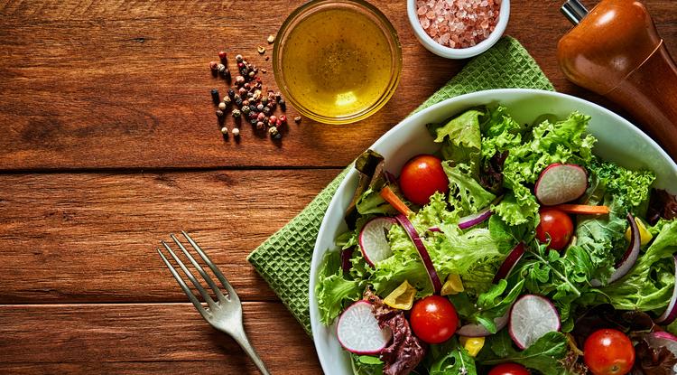 Könnyű és finom nyári saláta recept Dobó Ágitól. Fotó: Getty Images