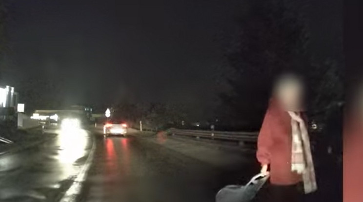 Egy öreg néni az autók között gyalog lavírozott a 10-es főúton vak sötétben / Fotó: Youtube