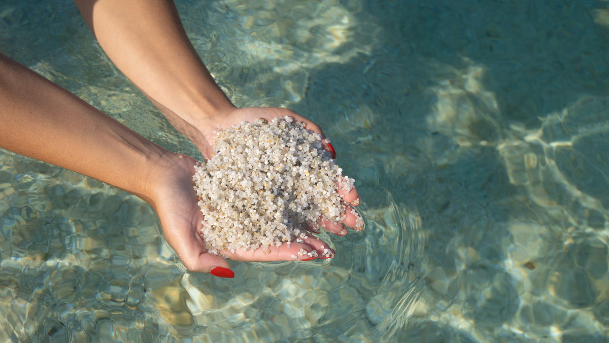 Włochy. Plaga kradzieży piasku i muszelek z plaż Sardynii mimo wysokich kar