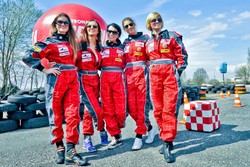 Zobacz, jak gwiazdy TVN lansują się za kółkiem