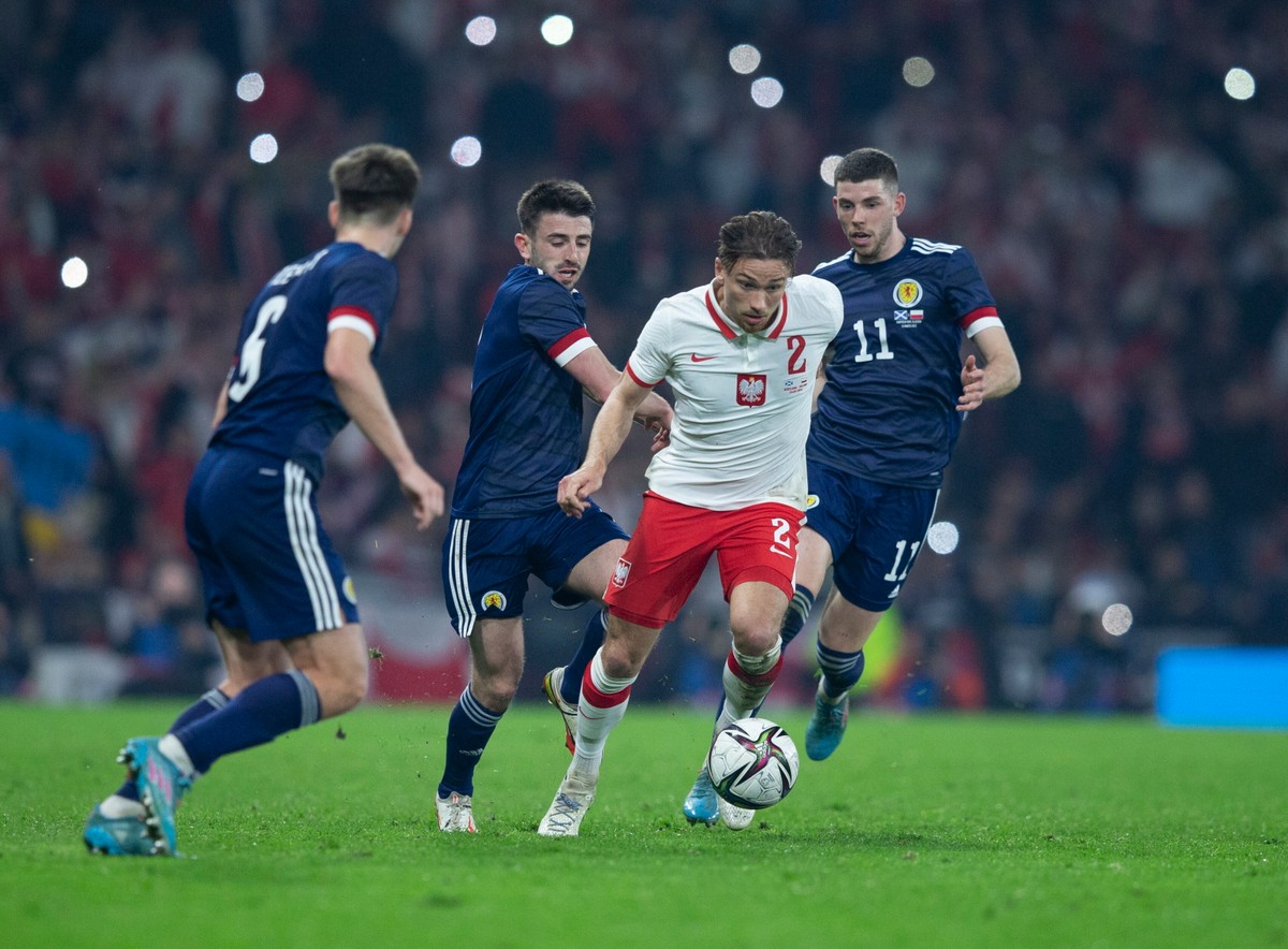 Piłkarz reprezentacji Polski Matty Cash (2P) podczas meczu ze Szkocją