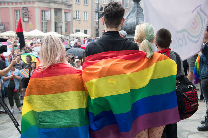 Młodzi ludzie w Gdańsku na manifestacji z flagami LGBT
