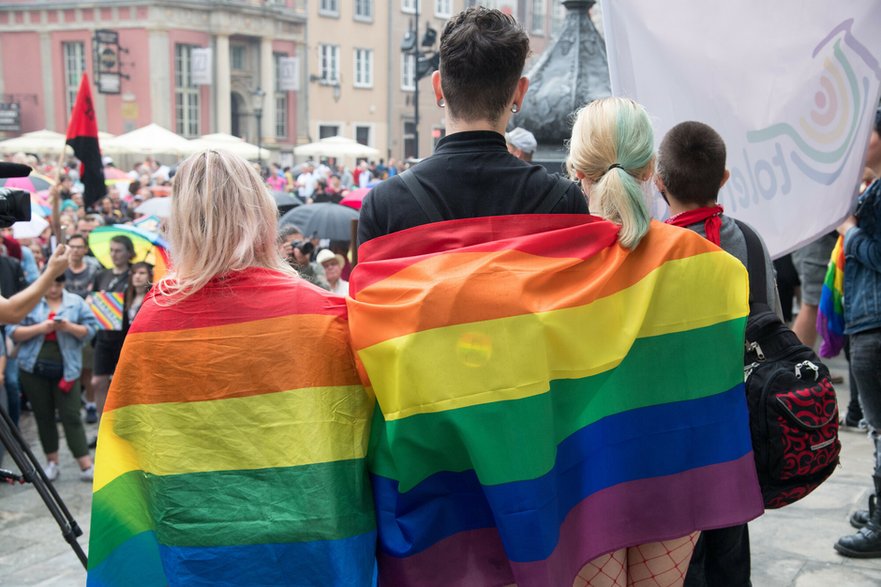 Młodzi ludzie w Gdańsku na manifestacji z flagami LGBT