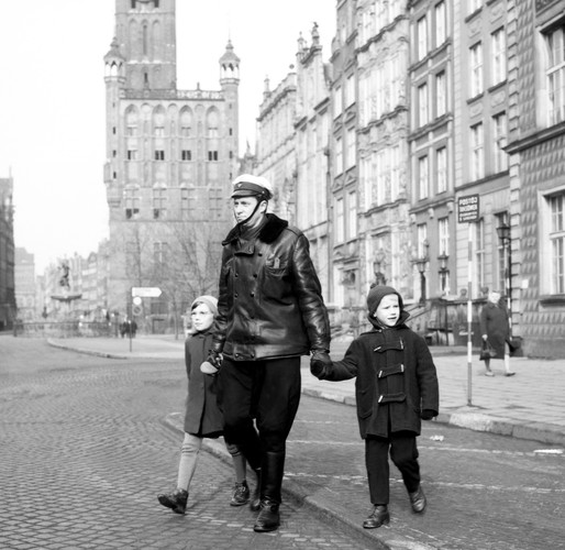 Długi Targ był kiedyś ulicą z normalnym ruchem samochodów i tramwajów. Z milicjantem zawsze bezpieczniej