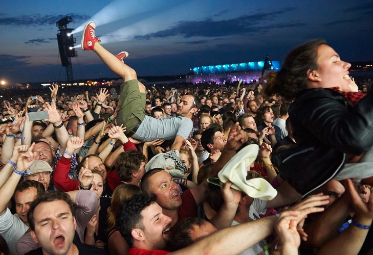 Publiczność podczas występu amerykańskiej grupy rockowej Faith No More