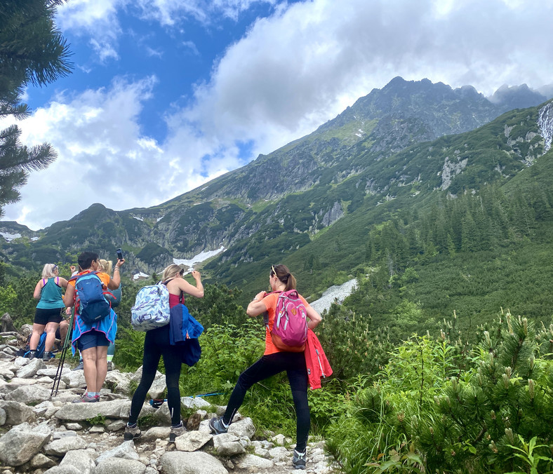 Miłe zaskoczenie — na szlaku większość spotkanych turystów jest ubrana odpowiednio na wyprawę w Tatry