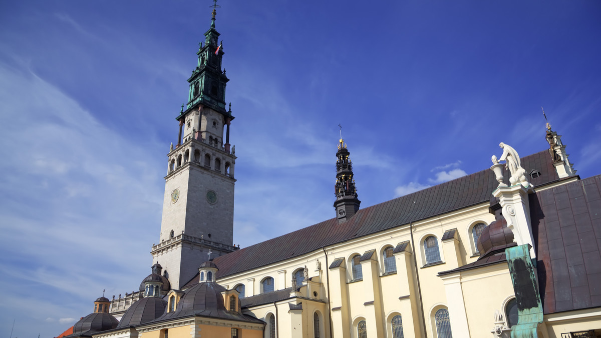 Fotel papieski, służący Janowi Pawłowi II podczas pobytu na Jasnej Górze w 1979 roku, używane przez papieża szaty i przedmioty liturgiczne, a także liczne papieskie dary znalazły się wśród eksponatów, prezentowanych na wystawie otwartej w jasnogórskim Arsenale.