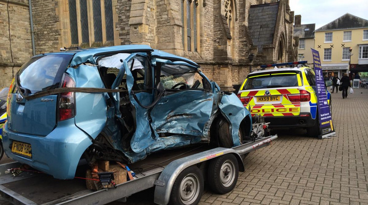 A család autója teljesen összetört / Fotó: Hampshire-i rendőrség