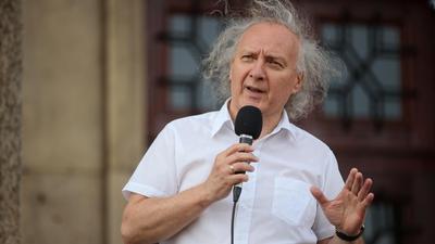 Profesor Janusz Majcherek, zwolniony z Uniwersytetu Pedagogicznego, przemawia w czasie demonstracji w obronie uczelni 17 czerwca 2021 r.