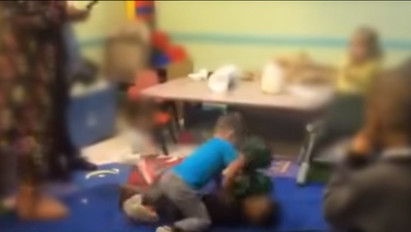 Sokkoló felvétel: az óvónők örömködve nézték, ahogy a gyerekek péppé verik egymást – videó