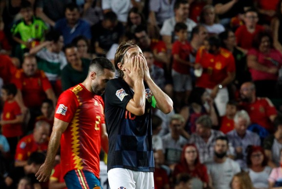 Luka Modrić u neverici na meču sa Španijom