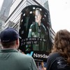 Posmatrači gledaju kako se na ekranu na Tajms skveru pojavljuje Ilon Mask, osnivač kompanije SpaceX, tokom inicijalne javne ponude akcija (IPO) kompanije u Nasdaq MarketSite centru, 12. juna 2026. godine u Njujorku.